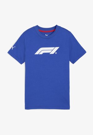 Niebieska koszulka z krótkim rękawem z białym logo F1 na środku klatki piersiowej oraz białym logo Puma na lewym rękawie.