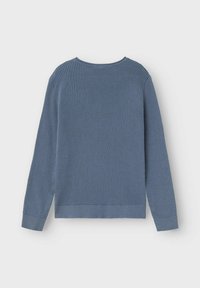 Sweter dziany w średnim niebieskim kolorze z teksturowanym wzorem. Posiada długie rękawy, okrągły dekolt oraz ściągacze u dołu i na mankietach.