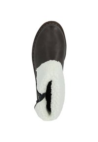 Bota de imitación de cuero marrón con puño de borreguillo blanco, puntera redonda y detalle de costura negra a lo largo del borde, que proporciona una textura acogedora.