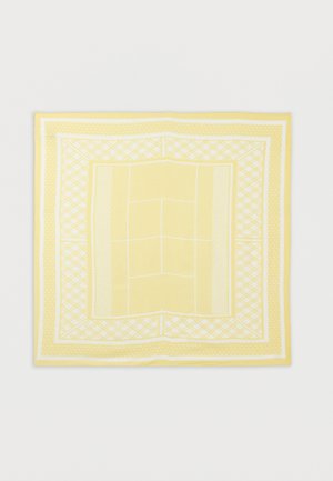 Geel-witte sjaal met patroon van vierkanten, met geometrische en rasterontwerpen, plat neergelegd op een witte achtergrond.