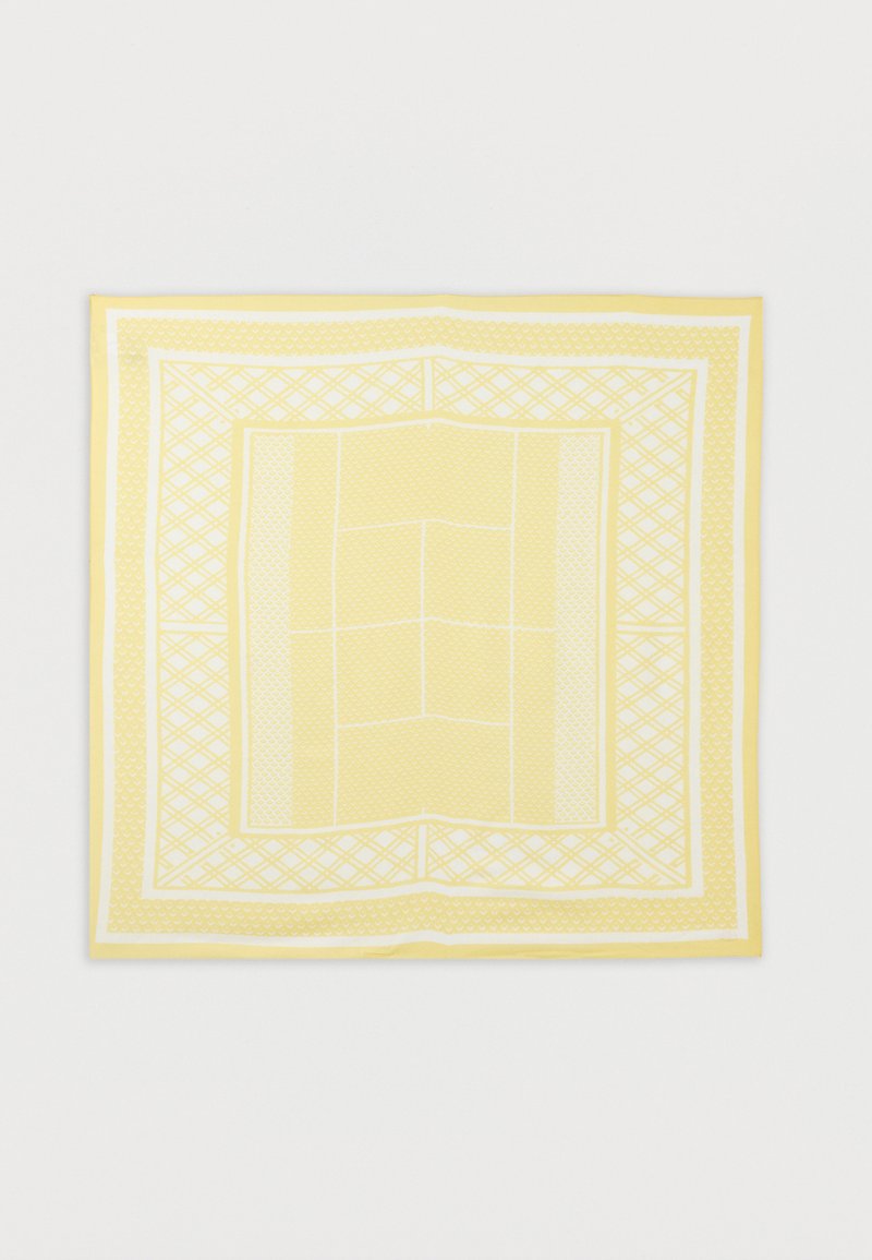 Foulard carré jaune et blanc à motifs géométriques et en treillis, étalé à plat sur un fond blanc.
