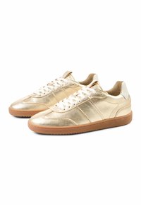Gouden metallic sneakers met een gladde textuur, witte veters en een bruine rubberen zool; voorzien van gestreepte accenten en een gevoerde kraag.