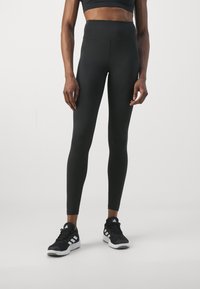 Fekete, magas derekú leggings sima, rugalmasságát megőrző anyagból, testhezálló fazonnal, látható minták vagy fém alkatrészek nélkül.