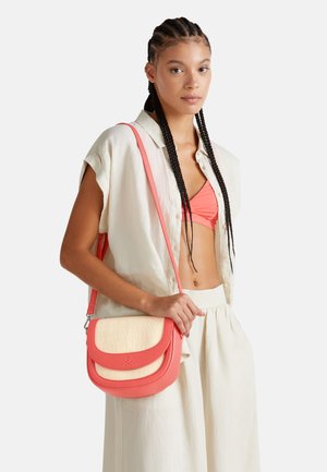 Borsa a tracolla corallo con design a due strati, caratterizzata da un flap in pelle liscia e una base in paglia intrecciata, impreziosita da hardware in argento.