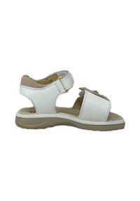 Sandalo bianco in pelle con punta arrotondata, cinturini regolabili e suola in gomma beige. Presenta una suola testurizzata per una migliore presa.
