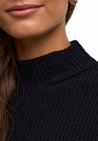 Maglione nero a coste con colletto alto, caratterizzato da una morbida texture e cuciture dettagliate lungo il collo.