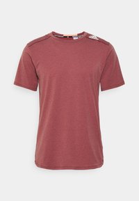 Krátký rukáv vínové tričko z měkké tkaniny s kulatým výstřihem, zdobené jemnými akcenty na ramenech a detailem loga blízko výstřihu.
