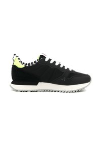 Sneaker nera realizzata in materiale sintetico con un accento in suede nero testurizzato. Presenta lacci bianchi, una fodera interna a strisce e un tallone verde neon.