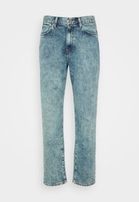 Jeans de mezclilla color azul claro con corte recto, con una textura deslavada, diseño clásico de cinco bolsillos y cierre de botón metálico.