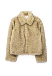 Syntetická kožuchová skrátená bunda vo svetlej béžovej farbe s mäkkou textúrou, s klopovým golierom a dlhými rukávmi; bez viditeľných zapínaní.