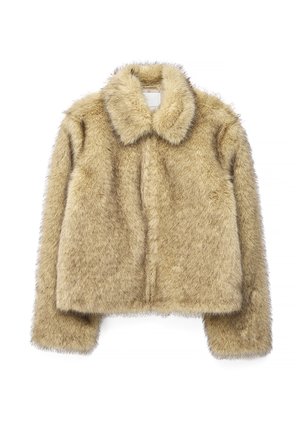 Leicht beiger, kurz geschnittener Fleecejacke aus Kunstfell mit weicher Textur, ausgestattet mit einem eingekerbten Kragen und langen Ärmeln; keine sichtbaren Verschlüsse.