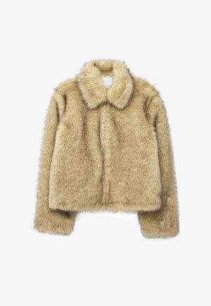 Šiks mākslīgā kažokādas apgrieztais jakas stils gaiši bežā krāsā ar mīkstu tekstūru, ar izgrieztu apkakli un garām piedurknēm; redzamu aizdari nav.