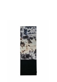 Gaiter multifuncional en un tejido suave. Presenta un patrón de tie-dye en negro, marrón y blanco, con una sección inferior sólida en negro.
