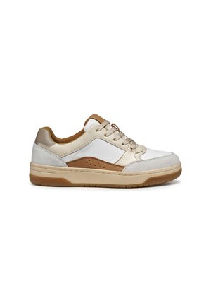 Sneaker bianca e beige con un design testurizzato, dotata di suola in gomma e lacci, presentata su uno sfondo bianco.