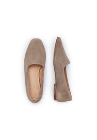 Taufärgade mocka ballerinas med kvadratisk tådesign, låg klack och slät läderinteriör. Ingen synlig hårdvara eller detaljer.