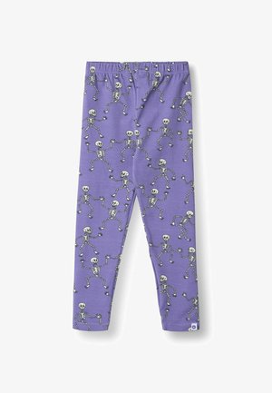 Lila leggings, puha anyagból készült, fekete-fehér, ismétlődő koponya mintával díszítve. Rugalmas derékrész a kényelem érdekében.