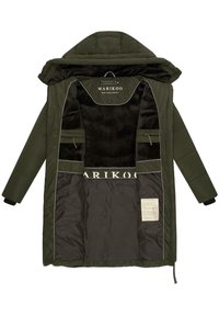 Gewatteerde groene parka-jack met een met bont gevoerde binnenkant, meerdere met rits afgesloten zakken en een logotag. Heeft een afneembare capuchon en elastische manchetten.