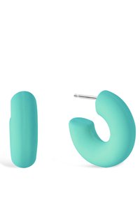 Orecchini turchesi con una finitura liscia e opaca. Uno ha una forma a gancio curvato e l'altro ha una forma arrotondata a "U" con un perno.