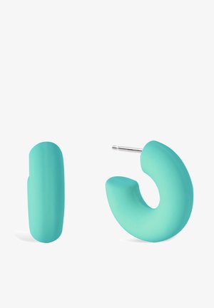 Turquoise oorbellen met een gladde, matte afwerking. De ene heeft een gebogen haakvorm en de andere heeft een afgeronde "U"-vorm met een achterstuk.