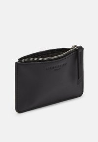 Czarny portfel z skóry z zamkiem błyskawicznym, o gładkiej fakturze i tłoczonym logo. Prostokątny kształt, smukły profil i skórzana metka.