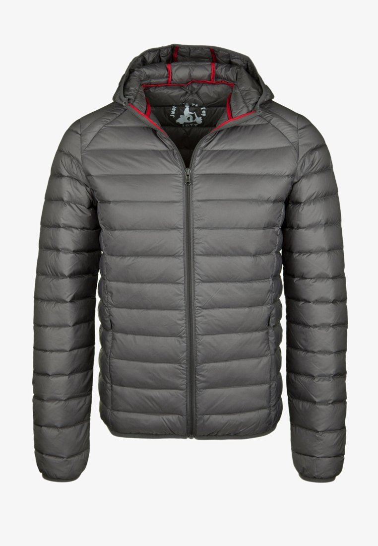 Giacca a vento grigia con cappuccio, caratterizzata da un design trapuntato, foderata in rosso e dotata di chiusura frontale con zip. Materiale leggero con polsini elasticizzati.