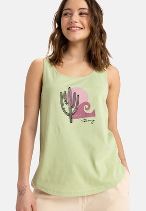 Top senza maniche di cotone di colore verde chiaro, con una grafica a cactus e un design a onde rosa. Texture liscia, vestibilità casual.