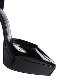 Chaussure à talon haut plateforme noire brillante avec un bout pointu et une semelle épaisse sur fond blanc.