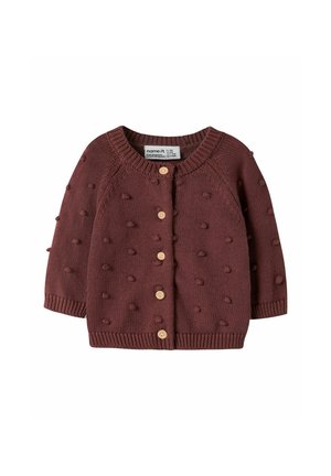 Barnets brune strikkede cardigan med teksturerede bobble-detaljer og fem træknapper foran, lange ærmer og ribbet kant.