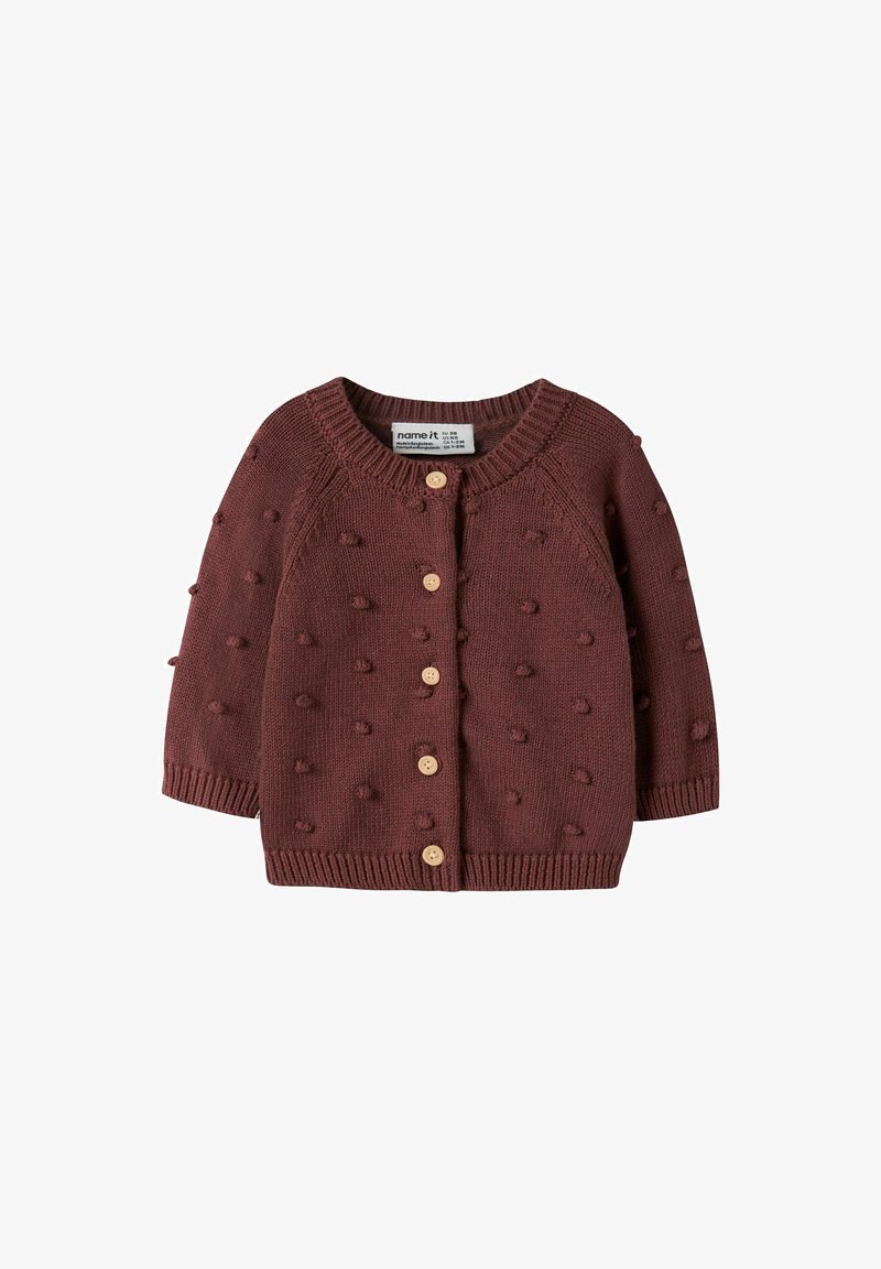Cardigan marron tricoté pour enfant avec détails de boules texturées et cinq boutons en bois sur le devant, manches longues et bords côtelés.