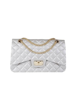 Borsa trapuntata argento con patta pieghevole, accessori dorati e tracolla a doppia catena, caratterizzata da una finitura testurizzata e lucida.