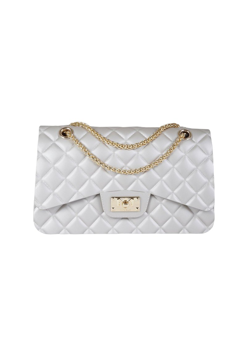 Borsa trapuntata argento con patta pieghevole, accessori dorati e tracolla a doppia catena, caratterizzata da una finitura testurizzata e lucida.