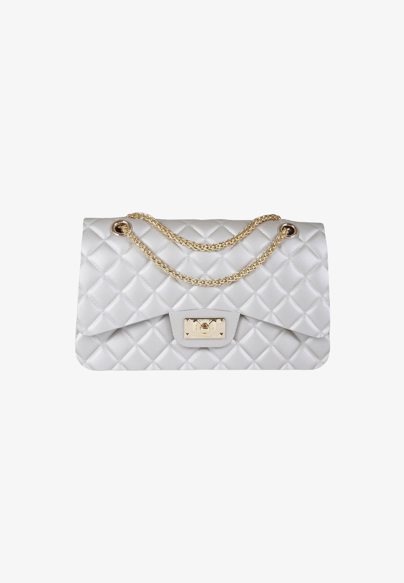 Borsa trapuntata argento con patta pieghevole, accessori dorati e tracolla a doppia catena, caratterizzata da una finitura testurizzata e lucida.