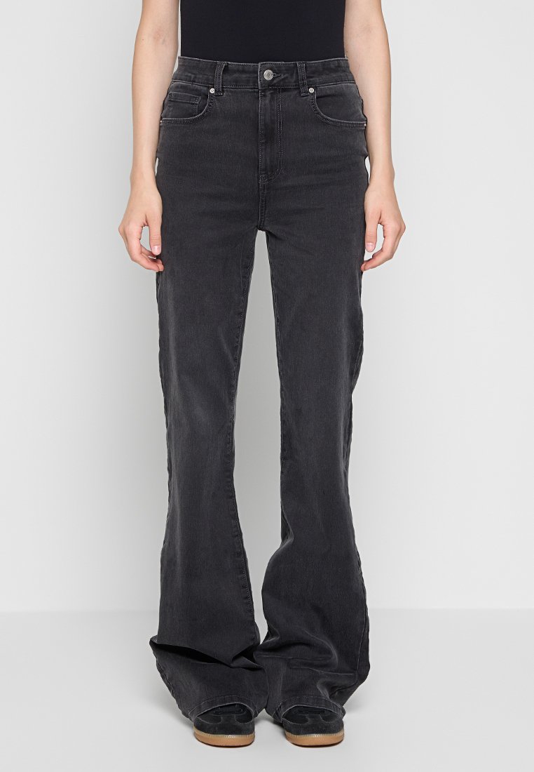 Zwarte flared jeans van denim, met een hoge taille en voorzakken. De stof heeft een zachte textuur en een licht vervaagde afwerking.