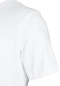 Weißes Baumwoll-T-Shirt mit kurzen Ärmeln, rundem Hals und glatter Textur. Keine sichtbaren Muster oder Akzente. Fokus auf Details an Schulter und Ärmel.