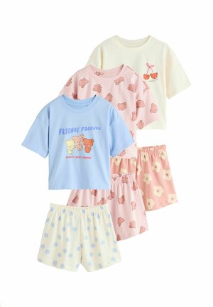 Trzy zestawy dziecięcych piżam: niebieska bluzka z misiami i napisem "Przyjaciele na zawsze", różowa bluzka i szorty z nadrukiem misiów, kremowa bluzka i szorty w groszki.