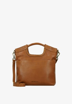 Sac à main en cuir brun avec un fini texturé, doté d'une poignée supérieure, d'une bandoulière et d'une poche avant. Logo embossé au bas.