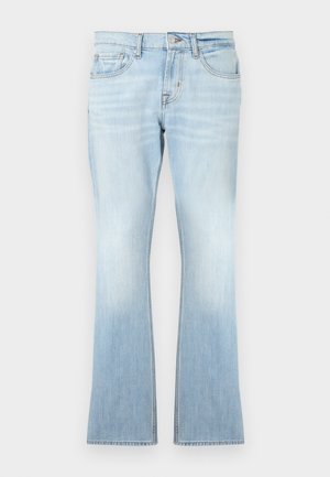 Jasnoniebieskie rozkloszowane dżinsy z denimu. Posiadają pięć kieszeni, zapięcie na guzik i suwak, z przejaśnieniami w okolicy dołu nogawek.