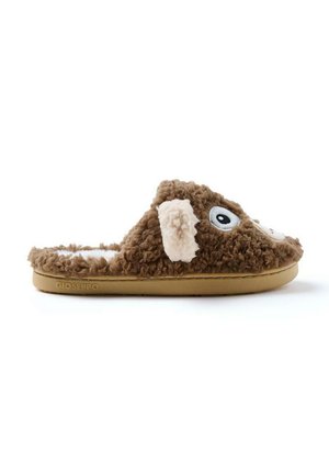 Zapatilla marrón y peluda con diseño de cara de perro, orejas color crema y suela beige, vista de lado sobre un fondo blanco.
