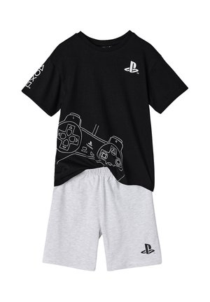 Schwarzes T-Shirt mit weißer PlayStation-Controller-Grafik und Logo, kombiniert mit hellgrauen Shorts mit kleinem PlayStation-Logo.