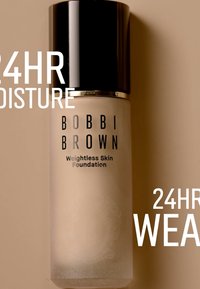 Bobbi Brown Weightless Skin Foundation i en frostet glassflaske med sort kork. Har preget detaljer og hvit tekst på etiketten.
