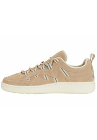 Beige mockasinsneaker med vit gummisula, grå och krämfärgade randiga detaljer, samt snörningsdesign. Har rundad tå och vadderad krage.
