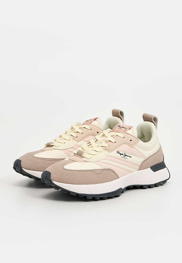 Zapatillas de running en beige y rosa con parte superior de ante y malla, entresuela blanca gruesa, suela de goma negra y detalles en crema a los lados.
