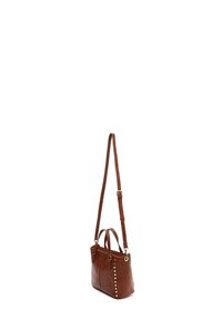 Braune Ledertasche mit zwei Griffen, verstellbarem Schultergurt, Nietenakzenten und einer strukturierten Form. Glatte Textur mit minimalen Details.