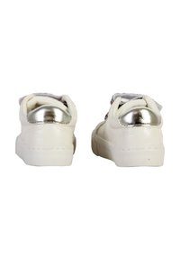 Sneaker bianchi con dettagli metallici argento sul tallone, materiale in pelle liscia, forma arrotondata e pannello posteriore testurizzato.
