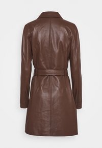 Brun læderfrakke med bælte i taljen, lange ærmer og et skræddersyet design med en klassisk krave og glat tekstur.