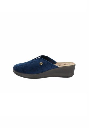 Pantofole blu navy con texture trapuntata, punta arrotondata, apertura laterale e suola a zeppa bassa. Caratterizzate da un accento metallico decorativo.
