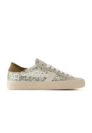 Sneaker basse con tomaia bianca e argento glitterata, dettagli in camoscio beige, lacci bianchi, linguetta posteriore marrone e suola beige strutturata.