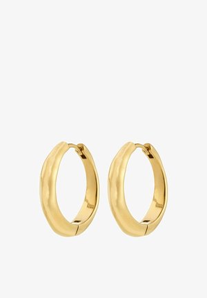 Złote kolczyki w formie obręczy o gładkim, zaokrąglonym kształcie i wypolerowanej powierzchni, z bezpiecznym zapięciem na zatrzask. Rozmiar jest średni.