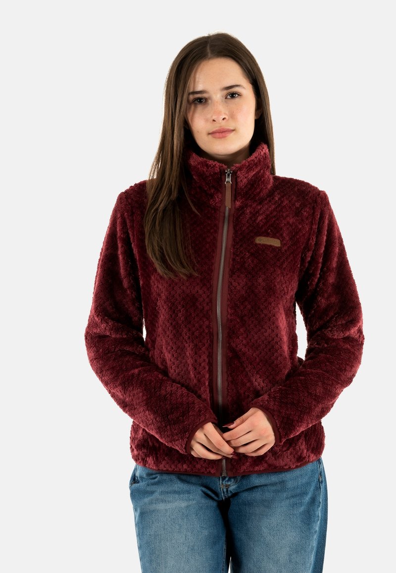 Giacca in fleece bordeaux con design testurizzato, colletto alto e chiusura frontale con zip completa. Presenta una zip a contrasto e un semplice dettaglio di branding.