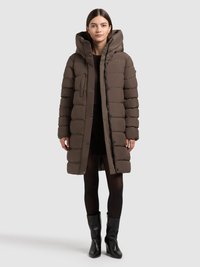 Smeđa puhasta jakna s kapuljačom, ima patentni zatvarač sprijeda, kopče na drukere i bočni džep. Jakna ima prošivenu teksturu i srednje dugu kroj.